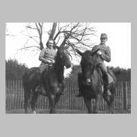 110-0014 7. Mai 1944 in Warnien. Ursula Scharwies und Walter Wisboreit auf ihren Pferden. Am naechsten Tag fand die Verlobung der beiden jungen Leute statt.jpg